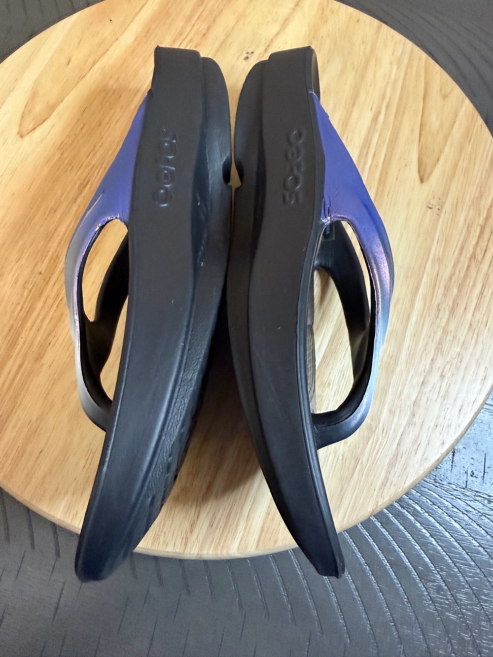 OOFOS Women’s OOlala Luxe Thong Sandals - Picture 7 of 12